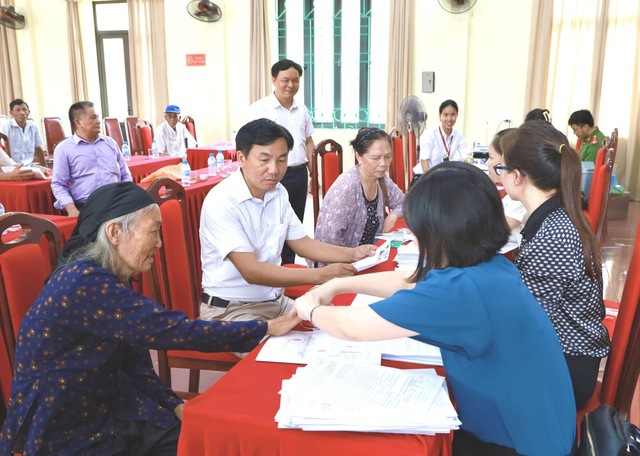 Versement d'indemnités de déblaiement aux habitants de la commune de Van Khe, district de Me Linh. 