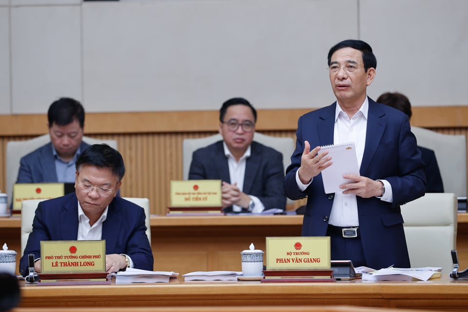 รัฐมนตรีว่าการกระทรวงกลาโหม Phan Van Giang กล่าวในการประชุม ภาพ: VGP/Nhat Bac