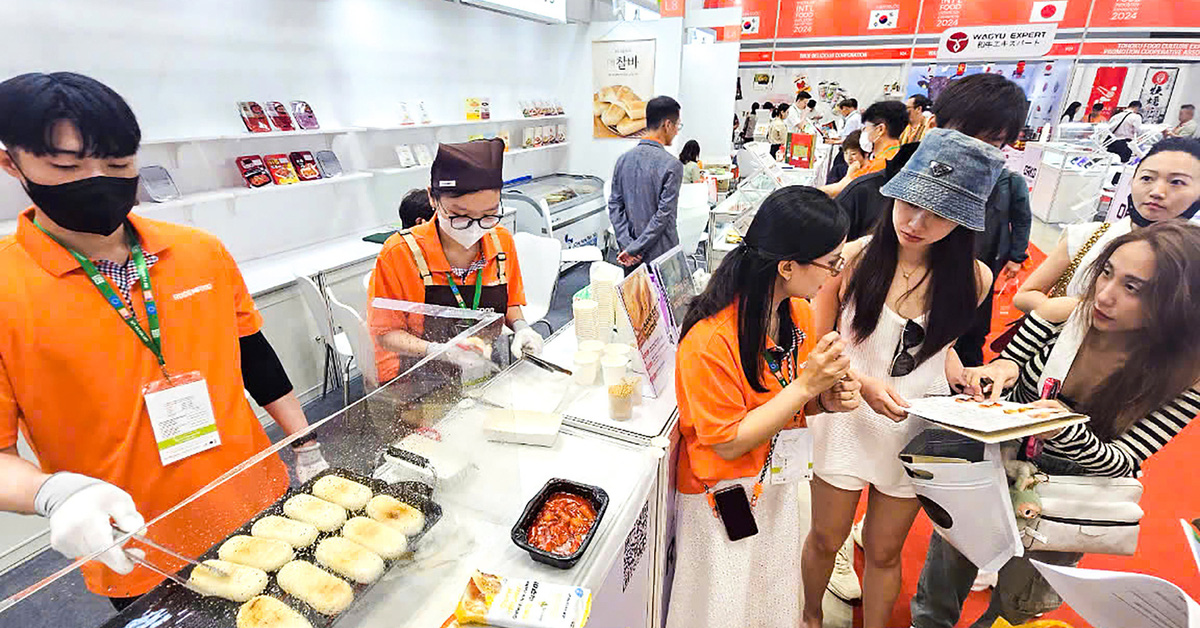 Verduras europeas, pasteles coreanos, arroz japonés... atraen a los clientes vietnamitas en la feria de alimentación