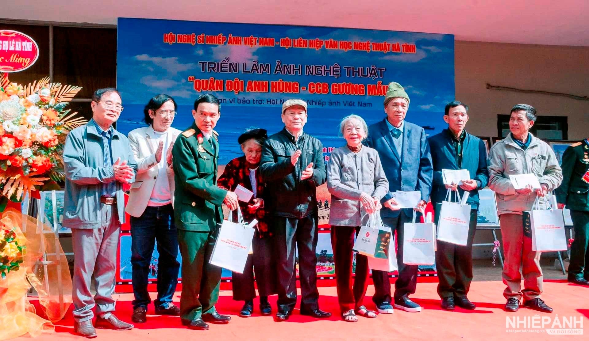 W_tang-qua-cho-me-vnah-o-du-kich-nho-nguyen-thi-kim-lai-va-cac-than-nhan-gia-dinh-liet-sy.jpg