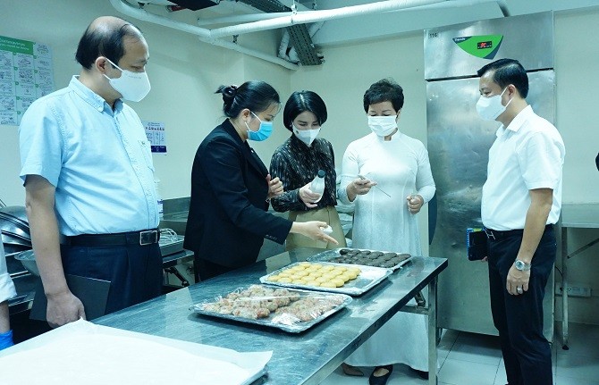 많은 5성급 호텔에서 월병 관련 식품 안전 위반 사건이 만연합니다.