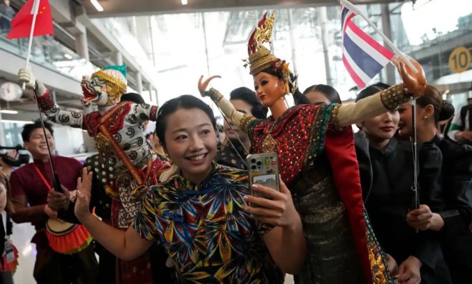 Ein Puppentheater begrüßt chinesische Besucher am 25. September am Suvarnabhumi International Airport in der Provinz Samut Prakarn, Thailand. Foto: AP