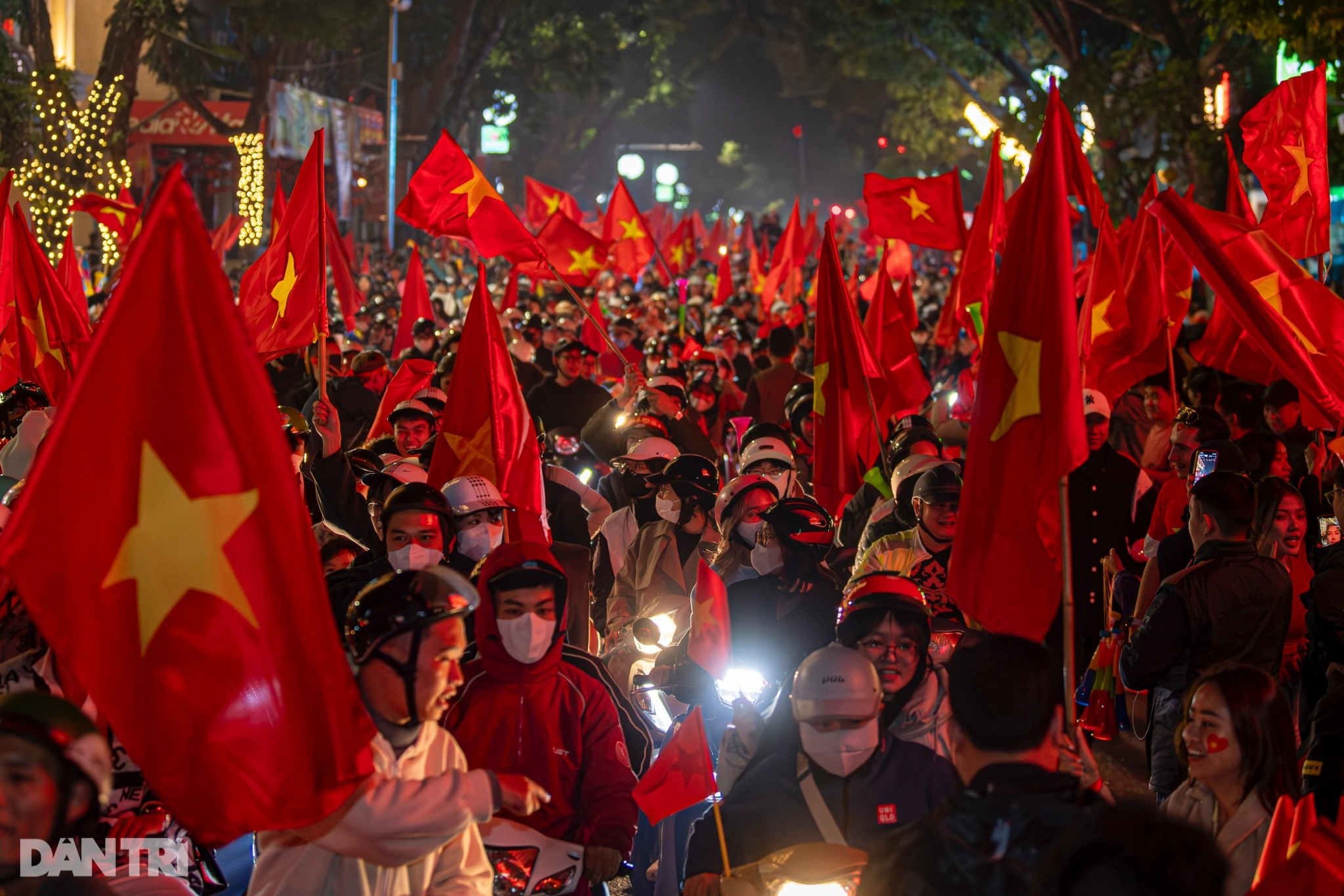 Die Menschen in der Hauptstadt veranstalteten auf den Straßen eine „Party“ und feierten den Meistertitel der vietnamesischen Mannschaft.