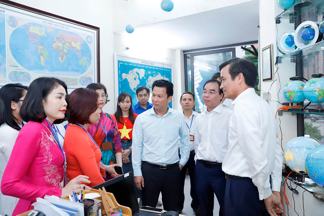 small_20240415-bo-truong-trao-qd-nxb-30.jpg