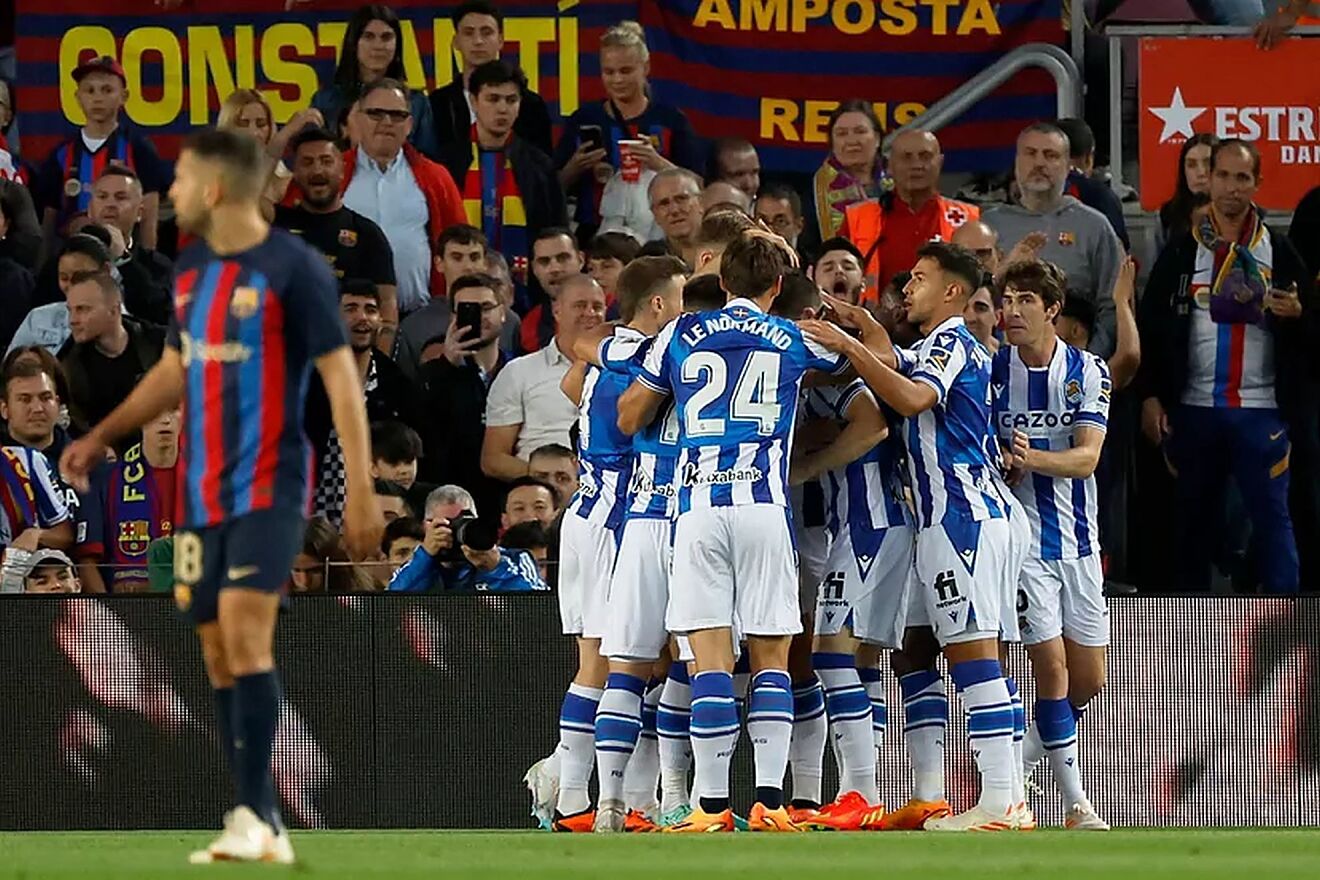 Barcelona bị đánh bại trong ngày nhận cúp vô địch La Liga - Ảnh 2.