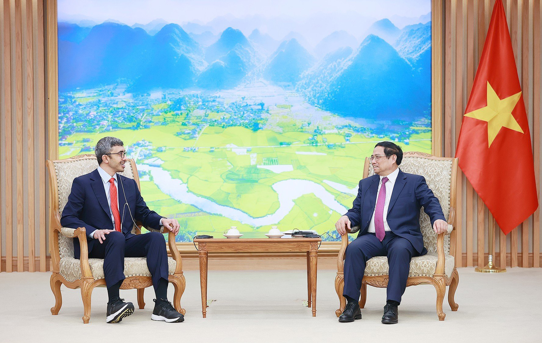 El primer ministro Pham Minh Chinh recibe al ministro de Asuntos Exteriores de los Emiratos Árabes Unidos, el jeque Abdullah bin Zayed Al Nahyan