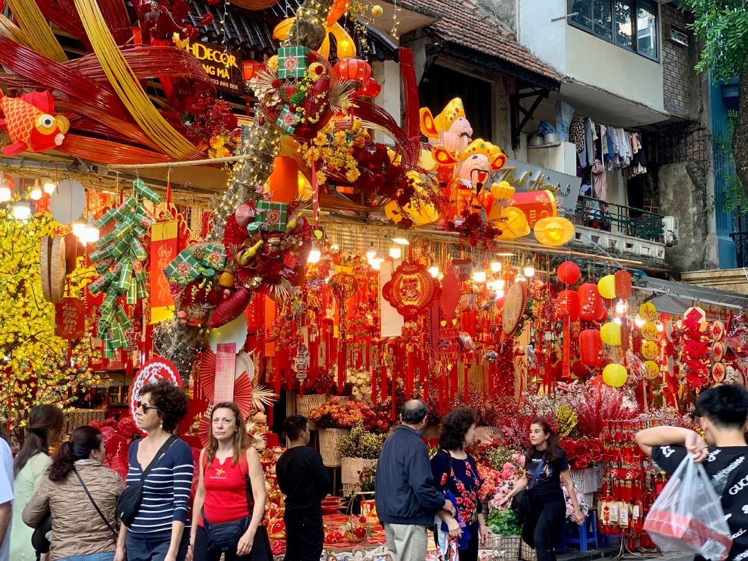 Invitez-vous les uns les autres dans la rue Hang Ma pour ressentir l'atmosphère du Têt qui approche