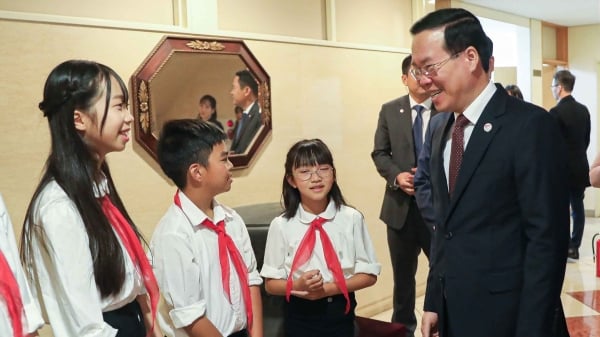 Le président Vo Van Thuong visite le personnel de l'ambassade et la communauté vietnamienne au Japon.