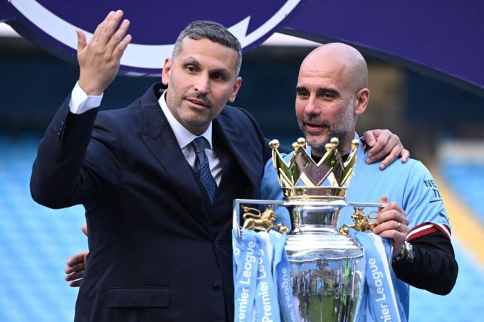 El presidente Khaldoon al-Mubarak comparte alegría con el entrenador Guardiola en la ceremonia de recepción del trofeo de la Premier League en el Etihad Stadium el 21 de mayo. Foto: AFP