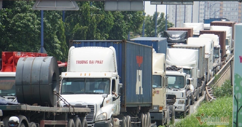 Roads to Cat Lai port are seriously overloaded, causing constant traffic jams.