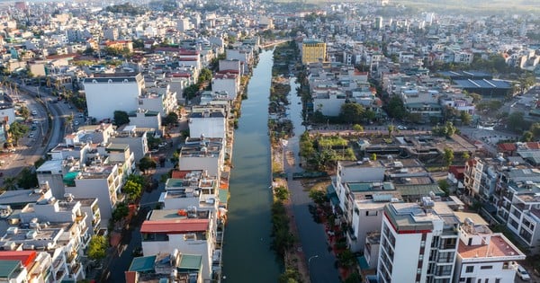 Why in Ha Long, every time the tide is high, the water floods up to the door of the house?