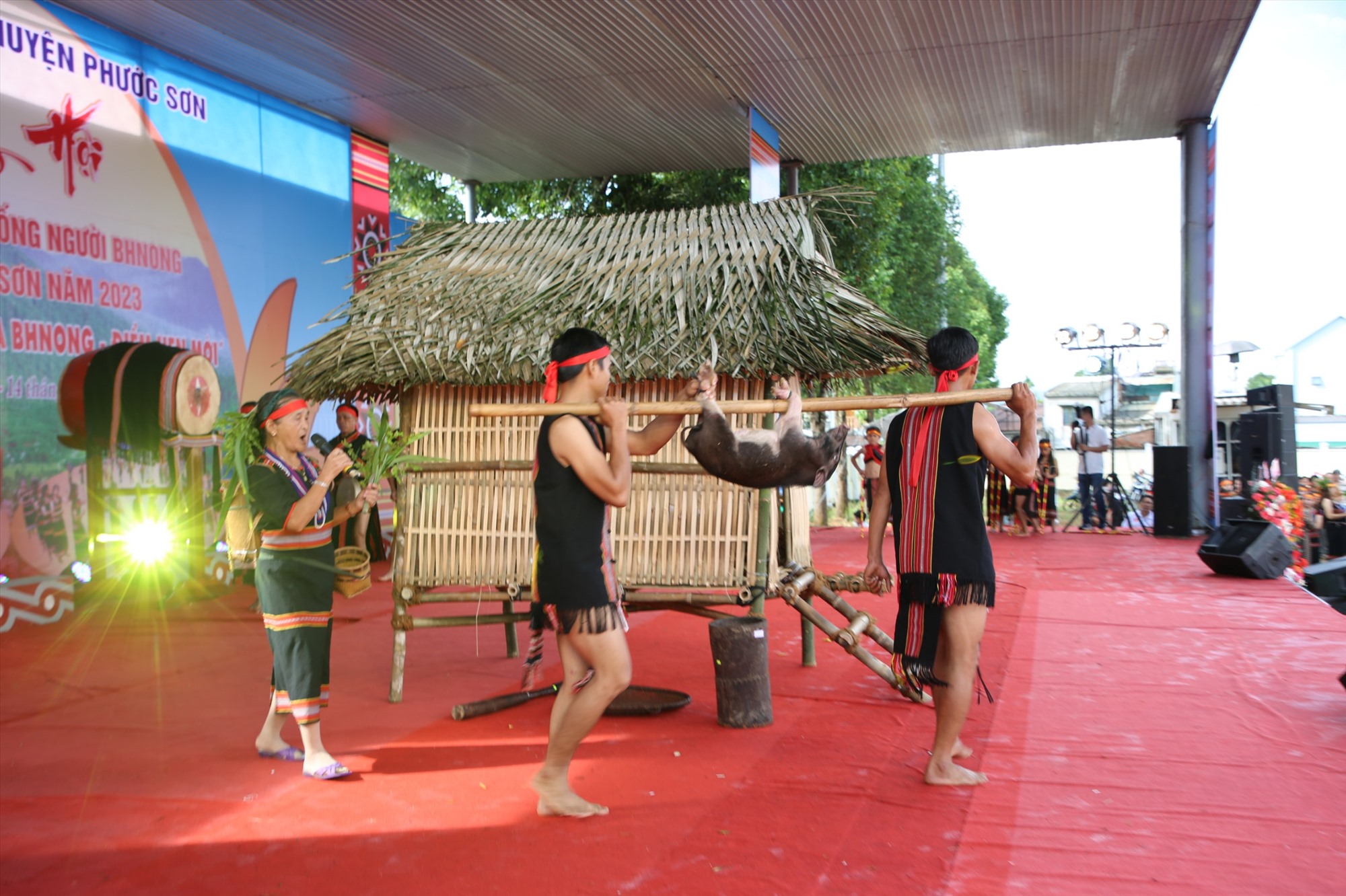 Reenacting the ritual of offering hundred thousand rice. Photo: N.C.