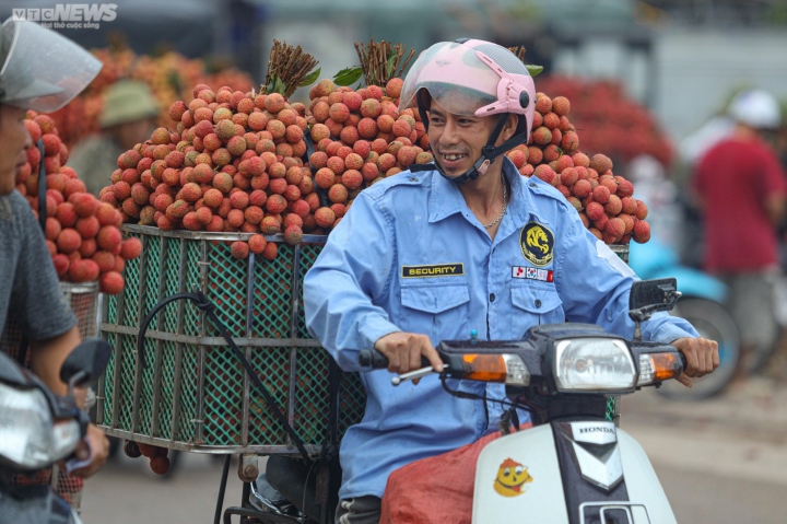 Bac Giang: Los agricultores se apresuran a llevar lichis para pesarlos y venderlos, las calles se tiñen de rojo - 13