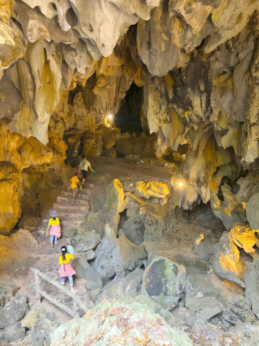 Hang Khổ Qua (thuộc núi Đá Dựng) có những thạch nhũ hình bầu dục như trái khổ qua mọc ra từ đá.