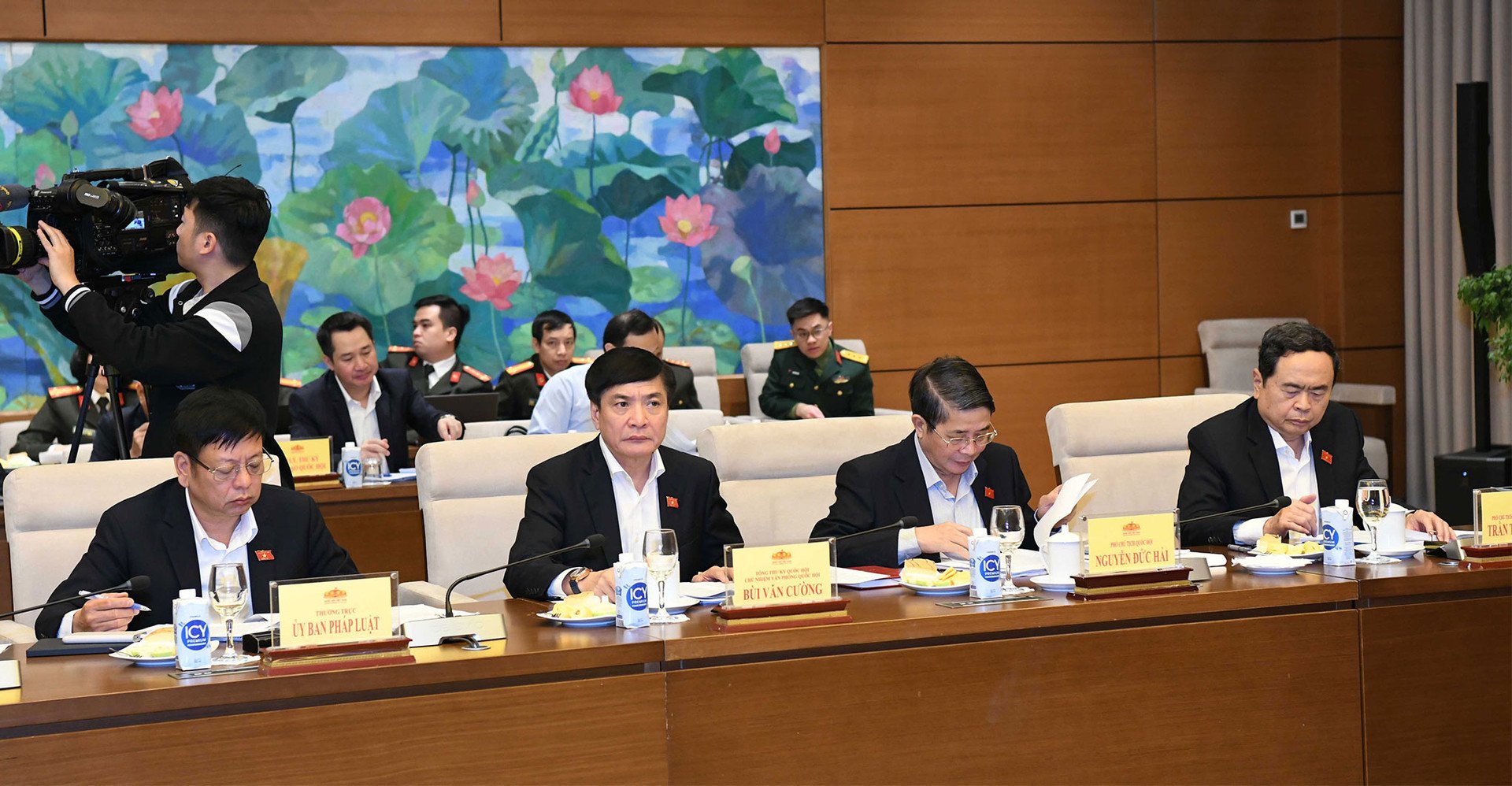 Le président de l'Assemblée nationale, Vuong Dinh Hue, a présidé une séance de travail sur le projet de loi sur l'industrie de la défense nationale, la sécurité et la mobilisation industrielle -0