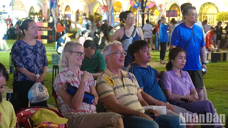 Mehr als 100.000 internationale Besucher kamen während des 2. Flussfestivals nach Ho-Chi-Minh-Stadt Foto 1