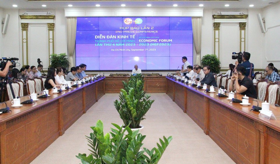 Ph&ograve;ng họp số 5 trong Trụ sở HĐND &ndash; UBND TP Hồ Ch&iacute; Minh l&agrave; 1 trong nhiều điểm du kh&aacute;ch được tham quan. Ảnh: T&acirc;n Tiến (tư liệu). &nbsp;
