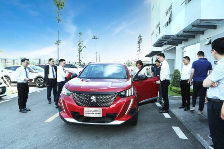 เหงียน ถิ อวนห์ มาที่โชว์รูมเพื่อรับรถยนต์ Peugeot 2008 มูลค่าเกือบ 1 พันล้านดอง