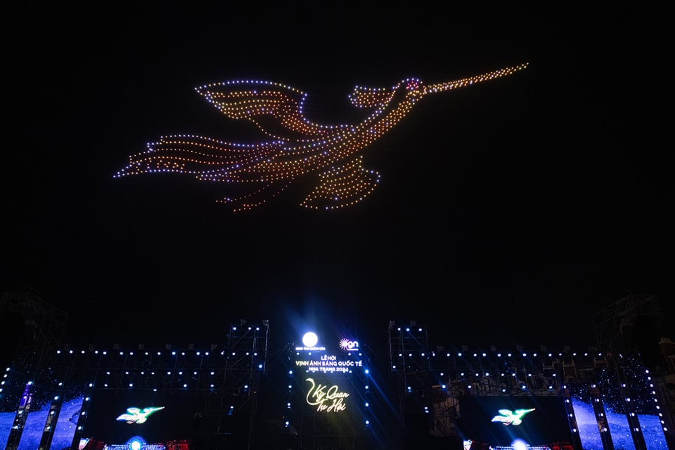 Am Abend des 3. August fand auf der Insel Hon Tre in Nha Trang die Abschlusszeremonie des Nha Trang International Light Bay Festival 2024 in großem und beeindruckendem Stil statt, mit Lichtdarbietungen durch Drohnen der französischen und emiratischen Teams. Auf dem Foto wird der „Lac-Vogel“ – ein Symbol der Stärke, Heiligkeit und Herkunft des vietnamesischen Volkes – vom Team aus den VAE aufgeführt.