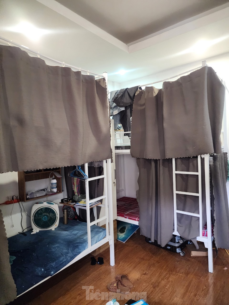 Close-up of a room with bunk beds and sleeping boxes at risk of fire and explosion in Hanoi, photo 8