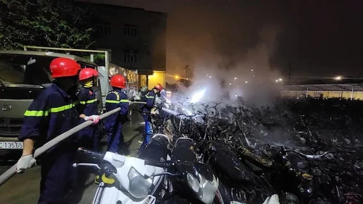 El estacionamiento de la sede del Departamento de Policía de Tráfico de Seguridad Pública de Thua Thien – Hue se incendió durante una noche tormentosa. (Foto: BT)