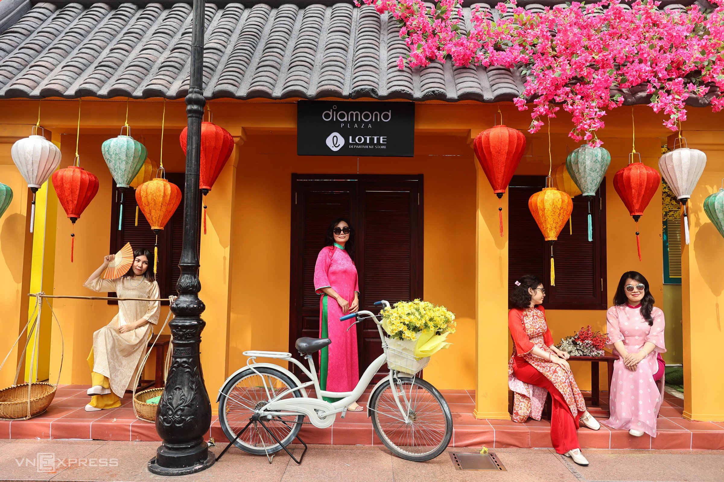 Crowds take Tet photos in downtown Ho Chi Minh City