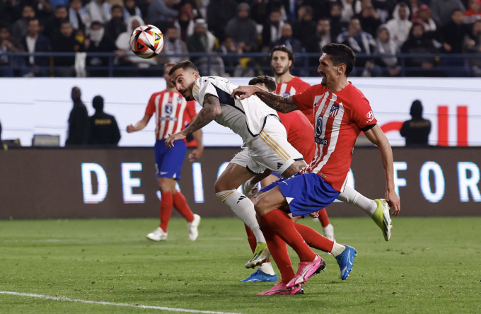 Joselu (áo trắng) đánh đầu nâng tỷ số lên 4-3 cho Real trong trận thắng Atletico Madrid 5-3 ở bán kết Siêu Cup Tây Ban Nha ngày 10/1. Ảnh: realmadrid.com