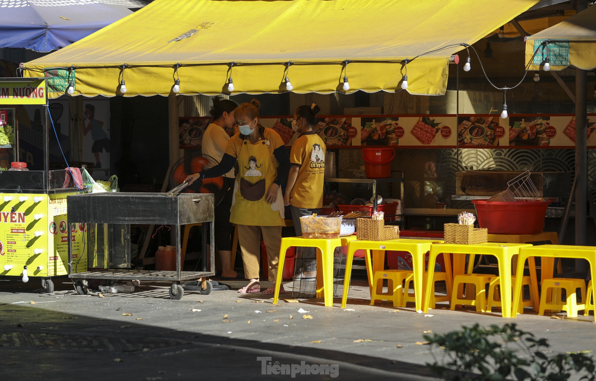 Ho Chi Minh City residents struggle under the heat of nearly 38 degrees Celsius photo 9