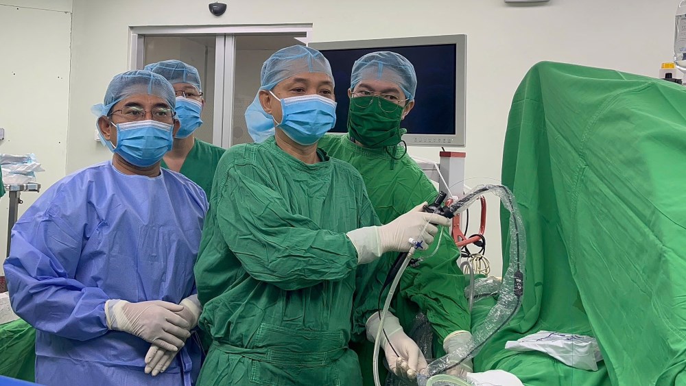 แพทย์กำลังทำการทำลายนิ่วโดยใช้กล้องเอนโดสโคปแบบยืดหยุ่น ภาพ: จัดทำโดยโรงพยาบาลกลางกานโธ