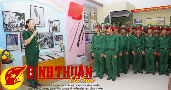 Chiến sĩ mới tham quan học tập trực quan