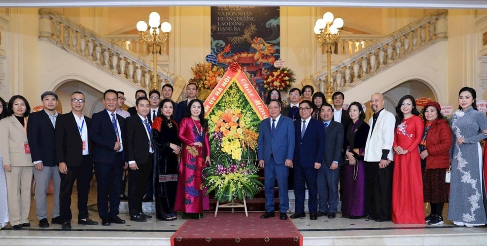 Phó Bí thư Thường trực Thành ủy Hà Nội Nguyễn Văn Phong chụp ảnh lưu niệm với cán bộ, nhân viên Nhà hát Múa rối Thăng Long.