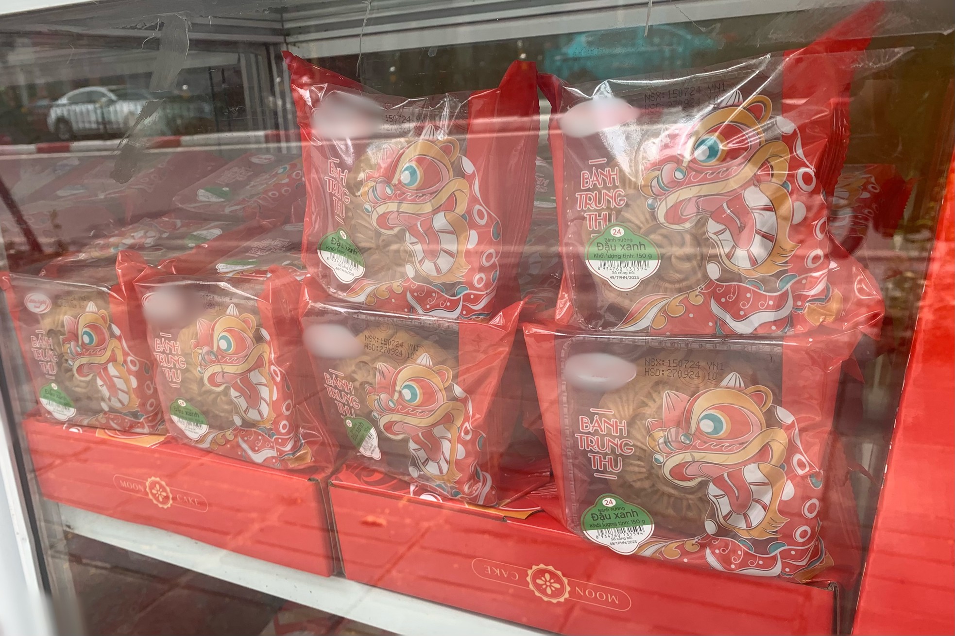 Mooncakes 'hit the streets' early, waiting for customers to buy photo 5