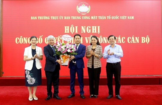 Journalist Truong Thanh Trung was appointed editor-in-chief of the magazine Mat Tran Hinh 4.