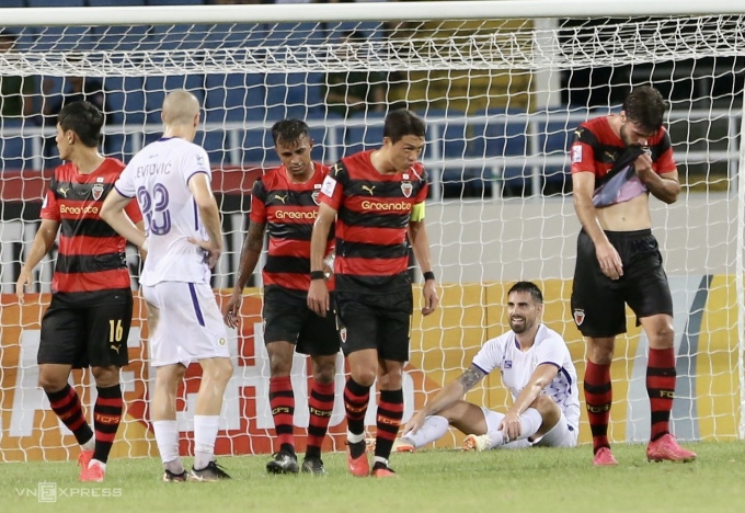 Center back Damien Le Tallec (white shirt, right) made a mistake that caused Hanoi FC to concede the first goal. Photo: Hieu Luong