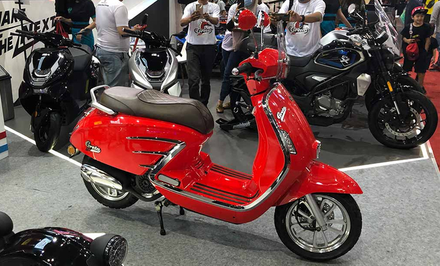 wmoto greta 150 scooter designed with electric like vespa price about 35 million dong image 2