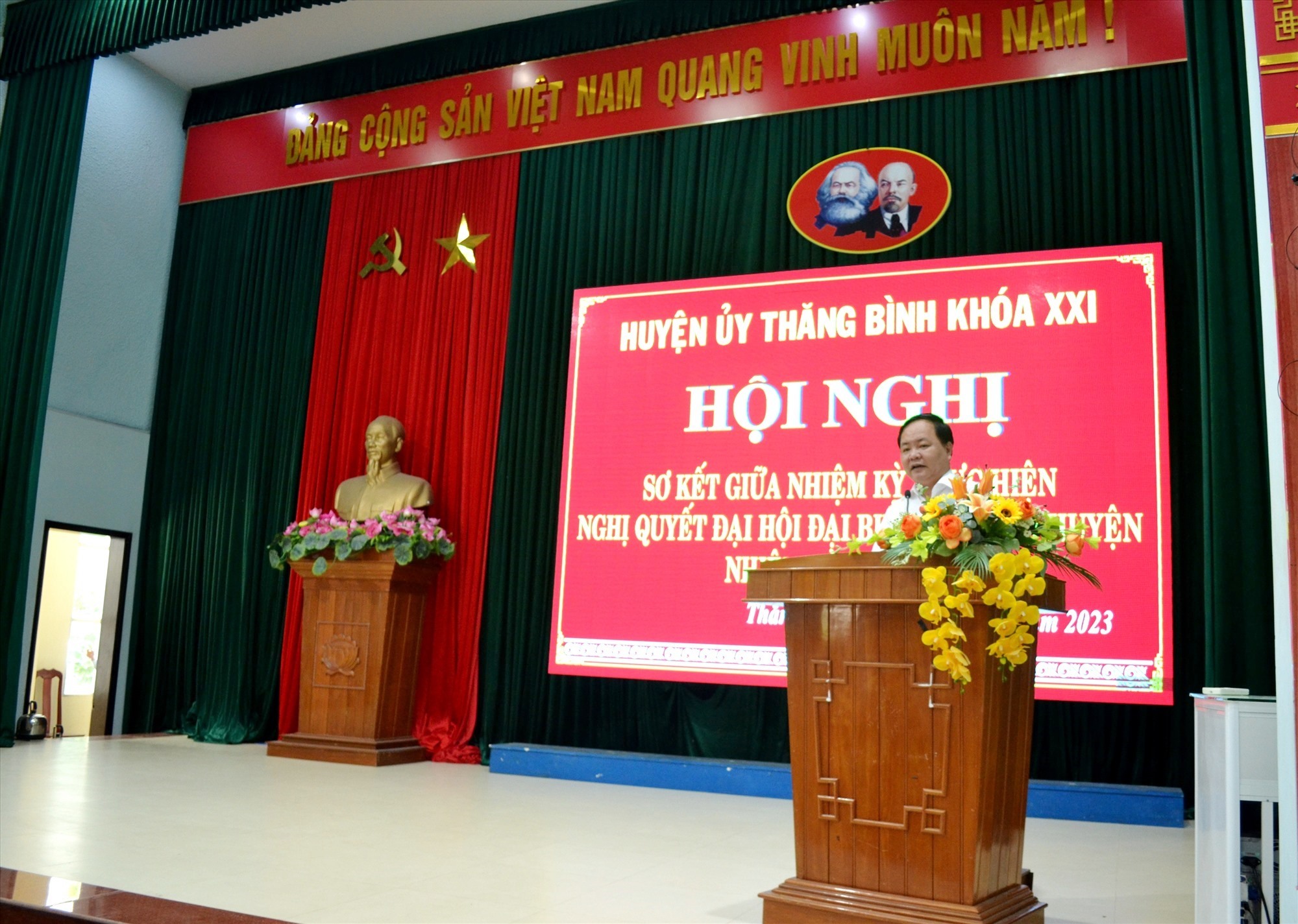 Vice Chairman of the Provincial People's Committee Nguyen Hong Quang requested Thang Binh district to mobilize all resources to develop synchronous infrastructure. Photo: VIET QUANG