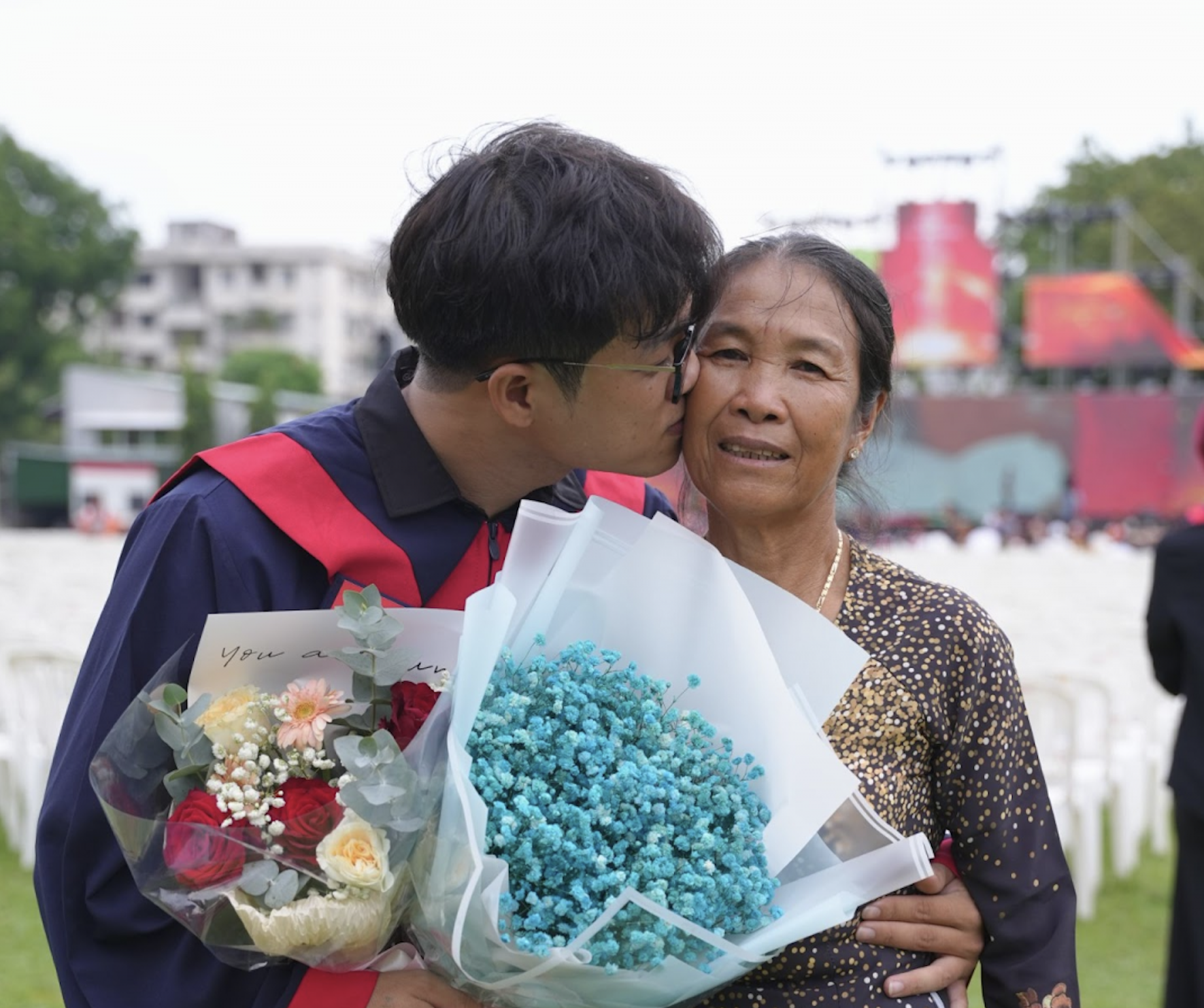 Touching moment when students show gratitude to their mothers at graduation ceremony