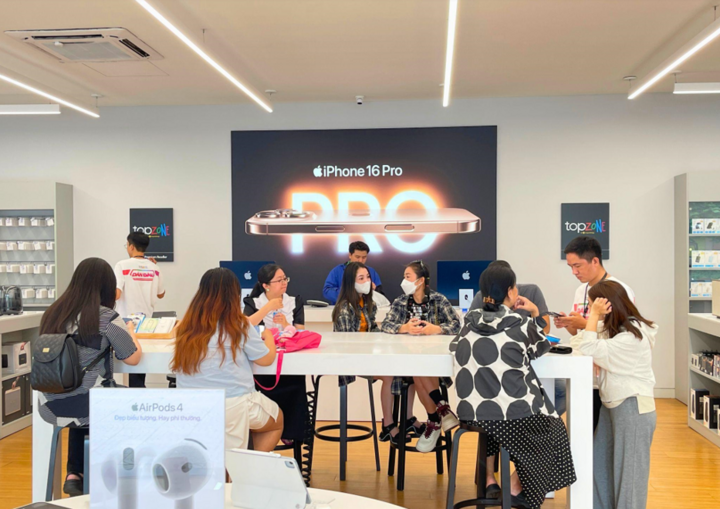 The space is specially designed for Apple products, dedicated service and flexible financial policies have created a distinct attraction for TopZone.