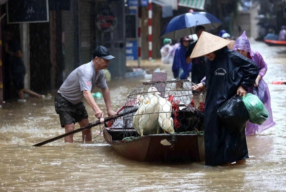 Nguy cơ mắc uốn ván do lội nước bẩn mùa mưa bão