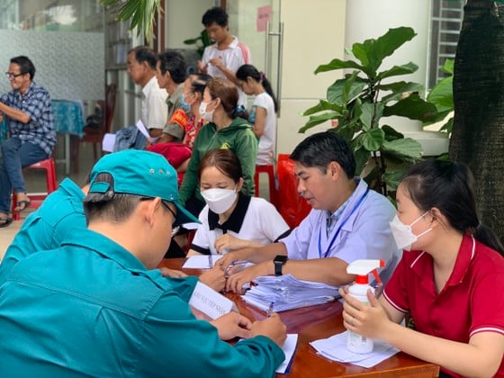 El Hospital Popular de Gia Dinh examina, trata y proporciona medicamentos gratuitos a las personas. Foto 2