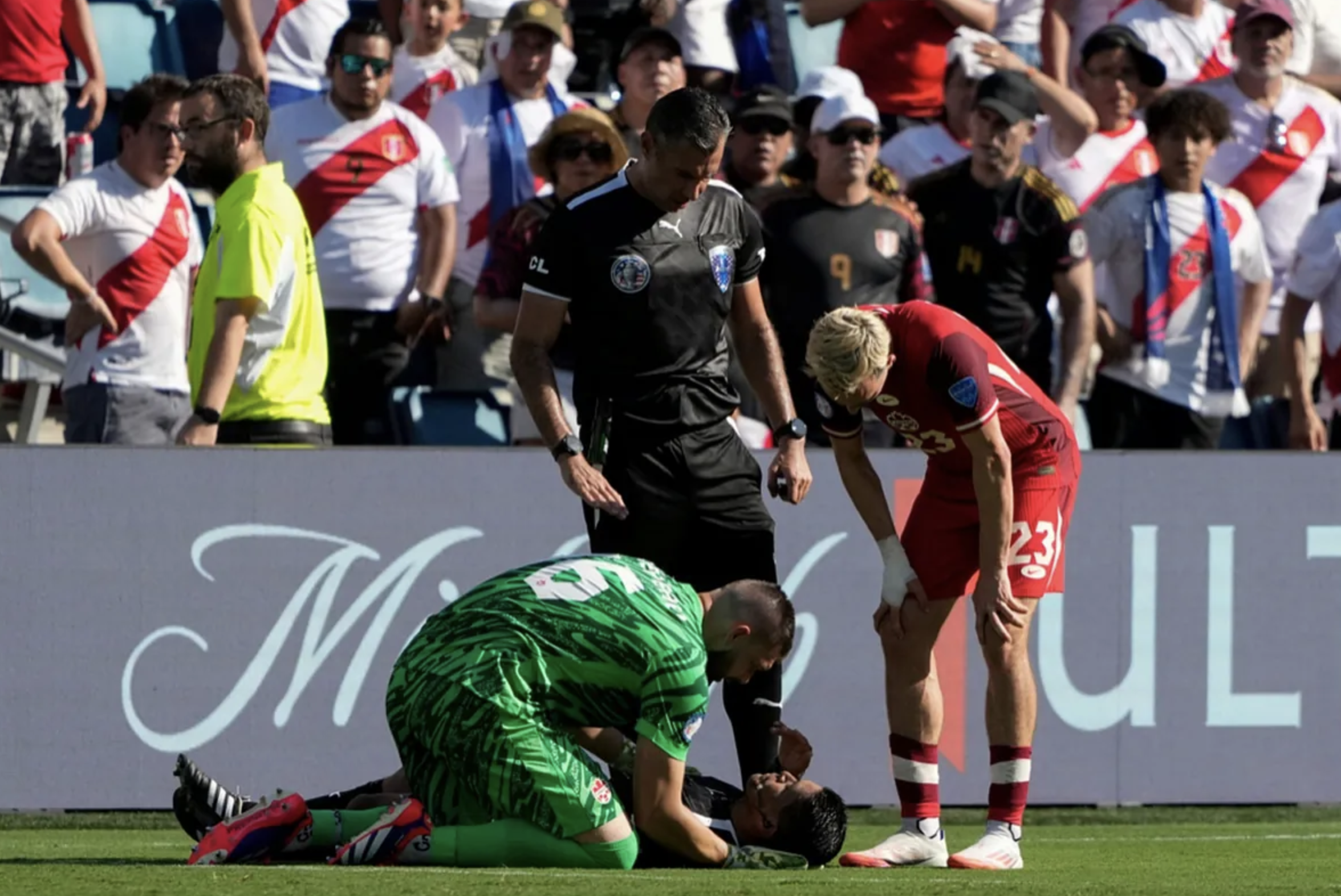 Copa America 2024: Trọng tài biên ngất xỉu, thủ môn đội Canada thành người hùng- Ảnh 1.