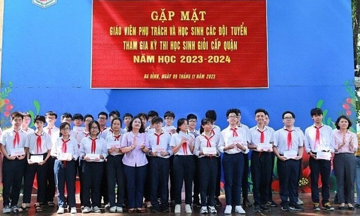 Một lớp 8 có ba giải nhất thi học sinh giỏi lớp 9