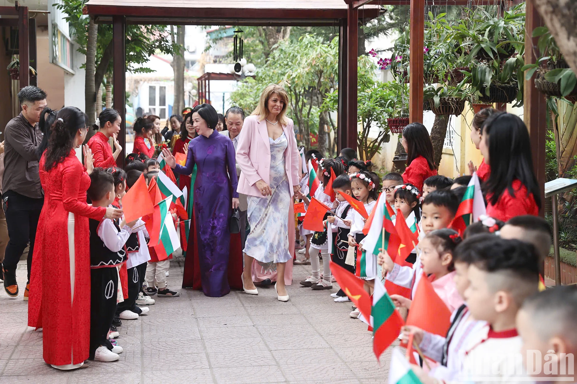 La esposa del presidente Nguyen Thi Minh Nguyet y la esposa del presidente de Bulgaria Desislava Radeva visitaron el jardín de infancia de alta calidad Viet-Bun