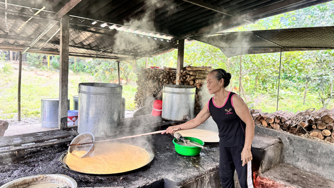 Según los aldeanos, utilizar leña para cocinar melaza es un trabajo duro, laborioso y que consume mucho tiempo, pero la melaza es más deliciosa y suave que el método de cocción industrial. Foto: Anh Nguyet.