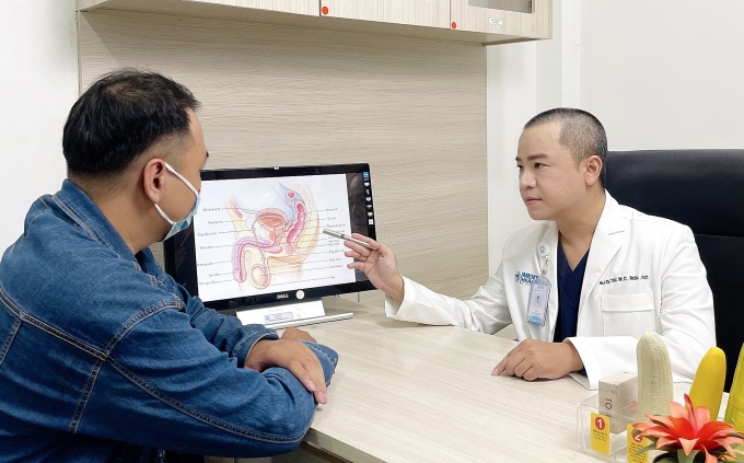 Le docteur Duy examine le patient. Photo : Centre de santé pour hommes