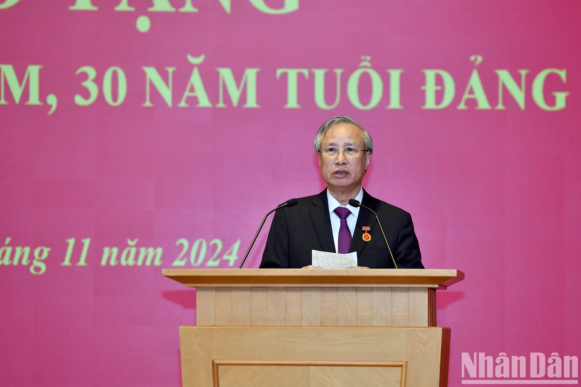 [사진] 쩐꾸옥붕 동지께 45주년 당원 배지 수여 사진 8