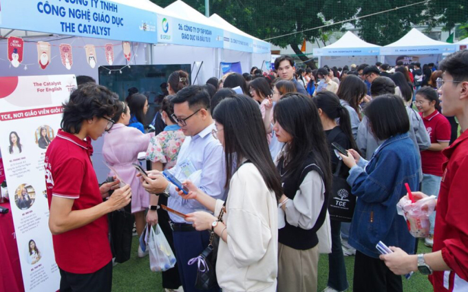 Les étudiants de HANU découvrent les opportunités d'emploi sur les stands d'information des entreprises participant au salon de l'emploi. Photo : HANU