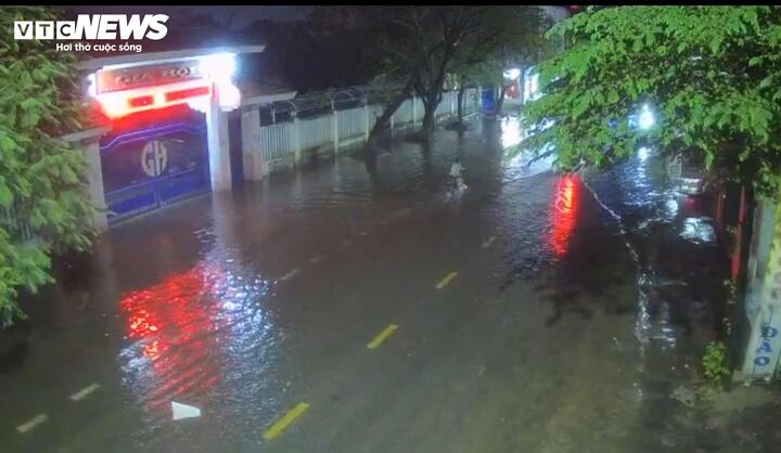 La rue Nguyen Chi Thanh, section passant par le lycée Gia Hoi (ville de Hué), est toujours profondément inondée.