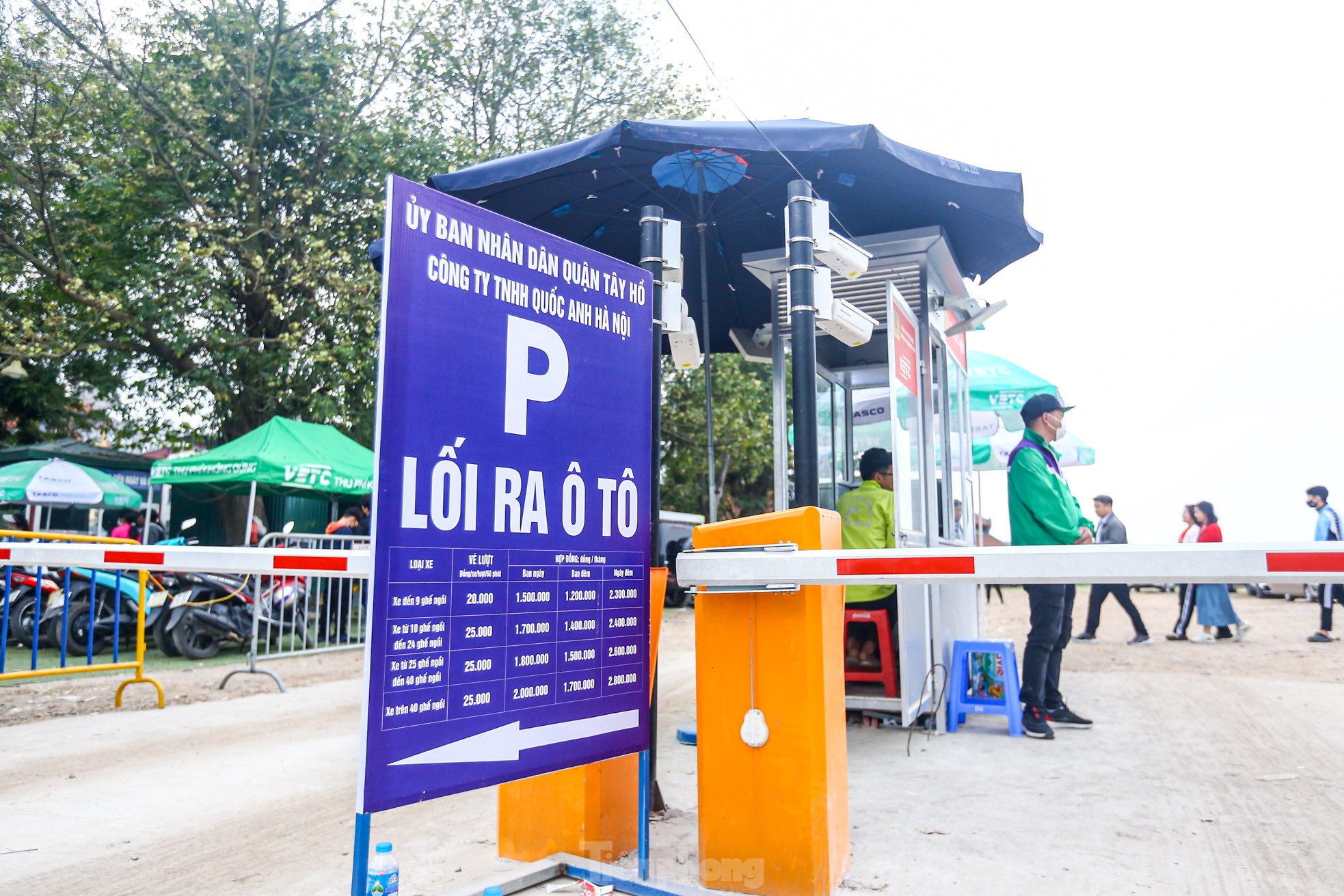 Cashless parking fee collection, no more waiting for hours at Tay Ho Palace festival on Tet holiday photo 6