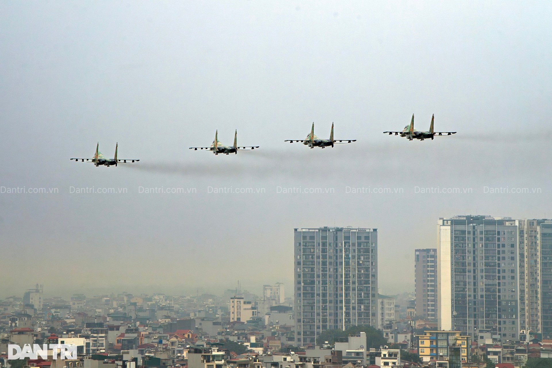 Ngắm tiêm kích hổ mang chúa SU-30MK2 hợp luyện trên bầu trời Hà Nội - 7